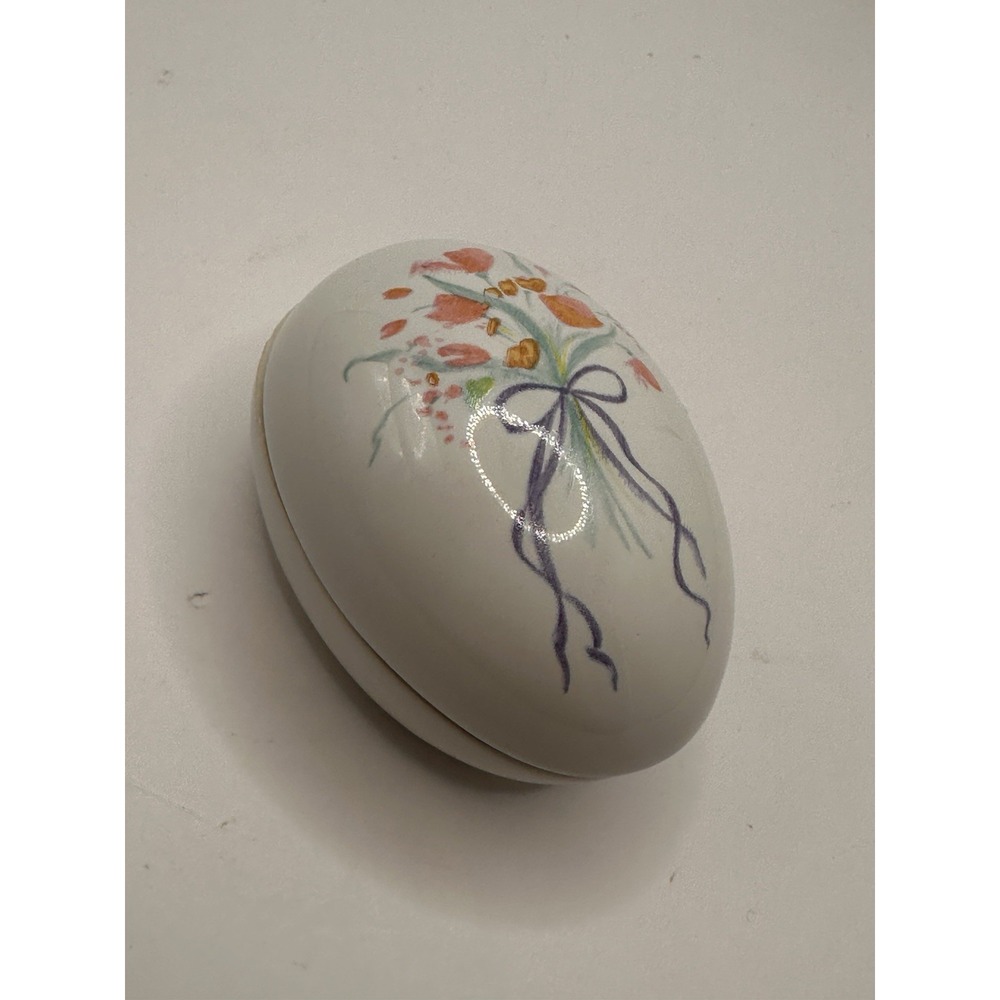 Trinket Dish Ring Avon Porcelain Egg Shaped Flowers and‎ Ribbon GFT6314 1990